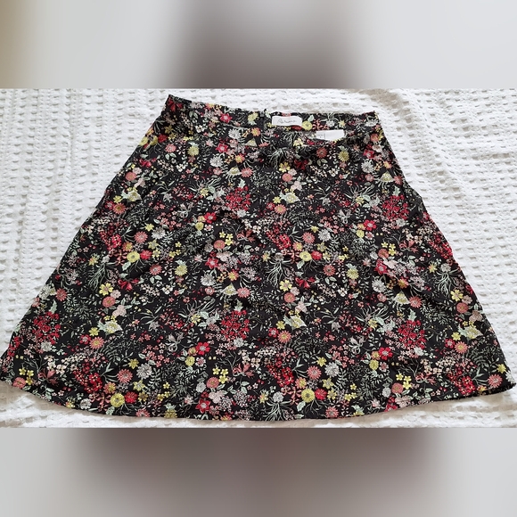 Reitmans skirt flowers size 4 - Picture 5 of 6